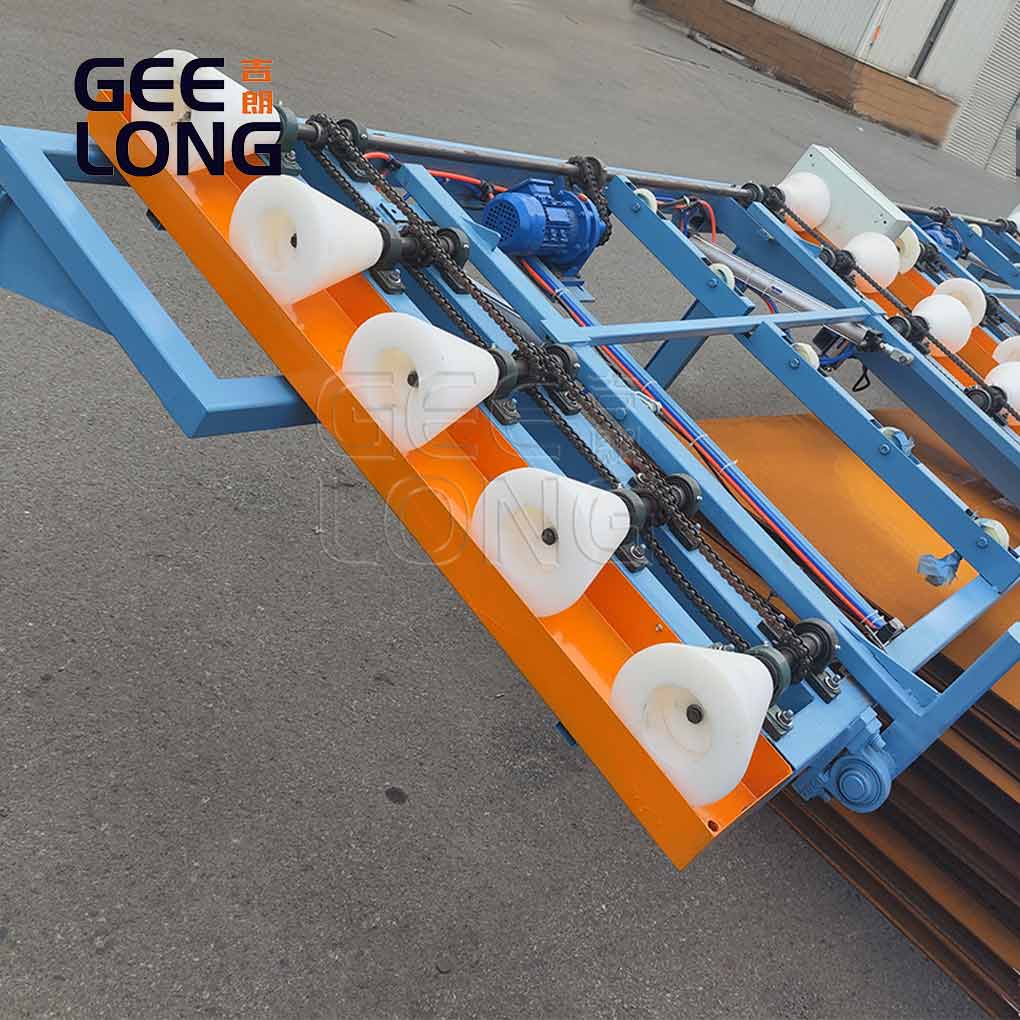 Машина для опрокидывания клееных фанерных досок длиной 9 футов.