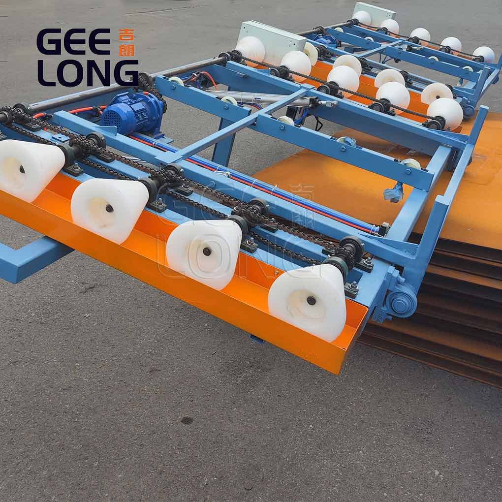 Машина для опрокидывания клееных фанерных досок длиной 9 футов.