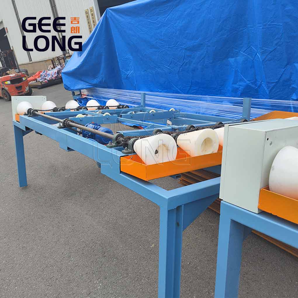 Машина для опрокидывания клееных фанерных досок длиной 9 футов.