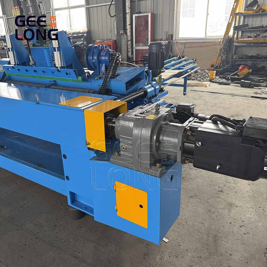 Линия отслаивания шпона на небольшом бревне, Джилонг Линия отслаивания шпона на небольшом бревне, Джилонг