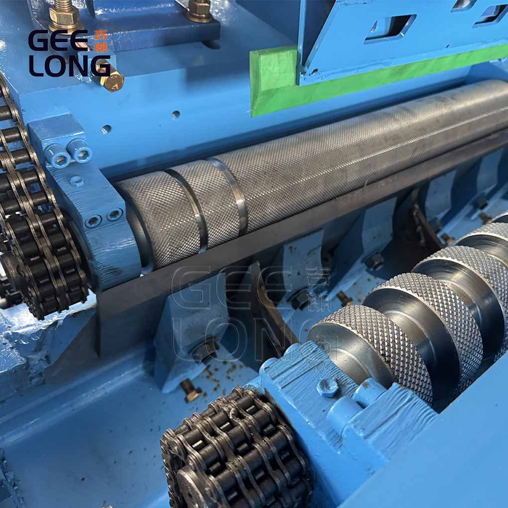 Линия отслаивания шпона на небольшом бревне, Джилонг Линия отслаивания шпона на небольшом бревне, Джилонг