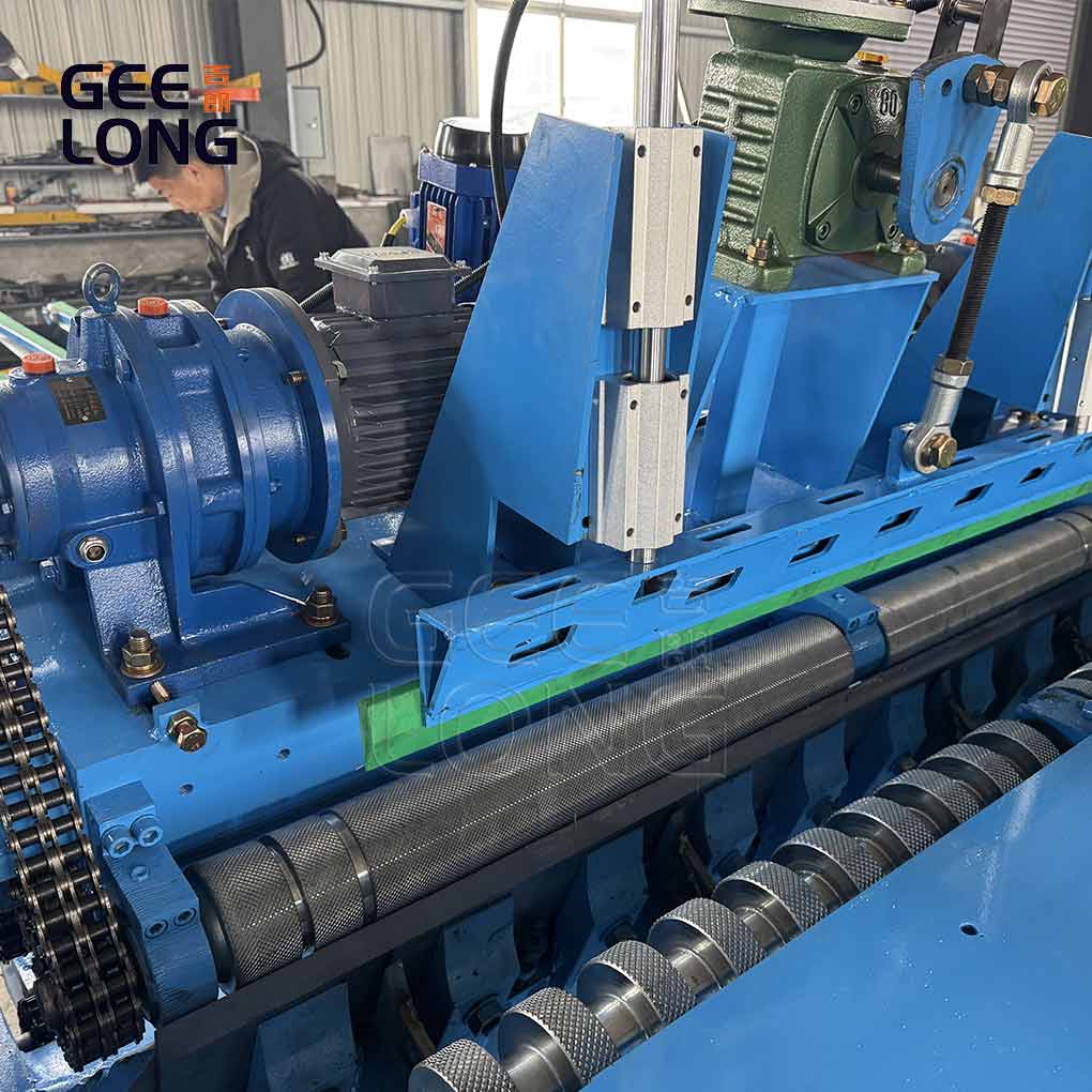 Линия отслаивания шпона на небольшом бревне, Джилонг Линия отслаивания шпона на небольшом бревне, Джилонг