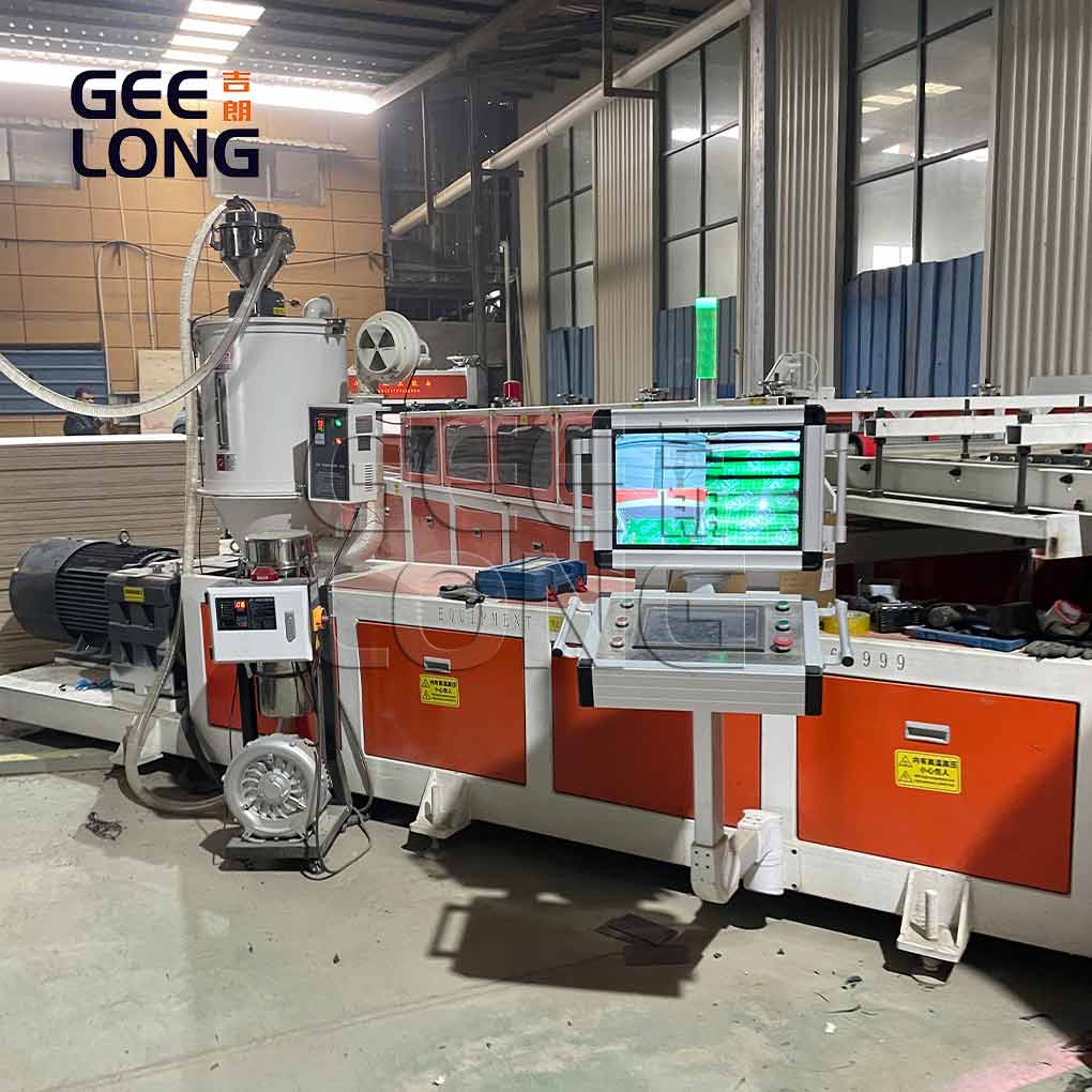 Станок для производства фанеры с покрытием из полипропиленовой пленки