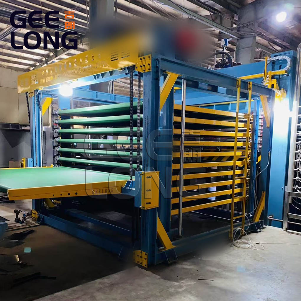 Semi-automatic горячая прессовальная машина для пленочного фанеры установлена во Вьетнаме