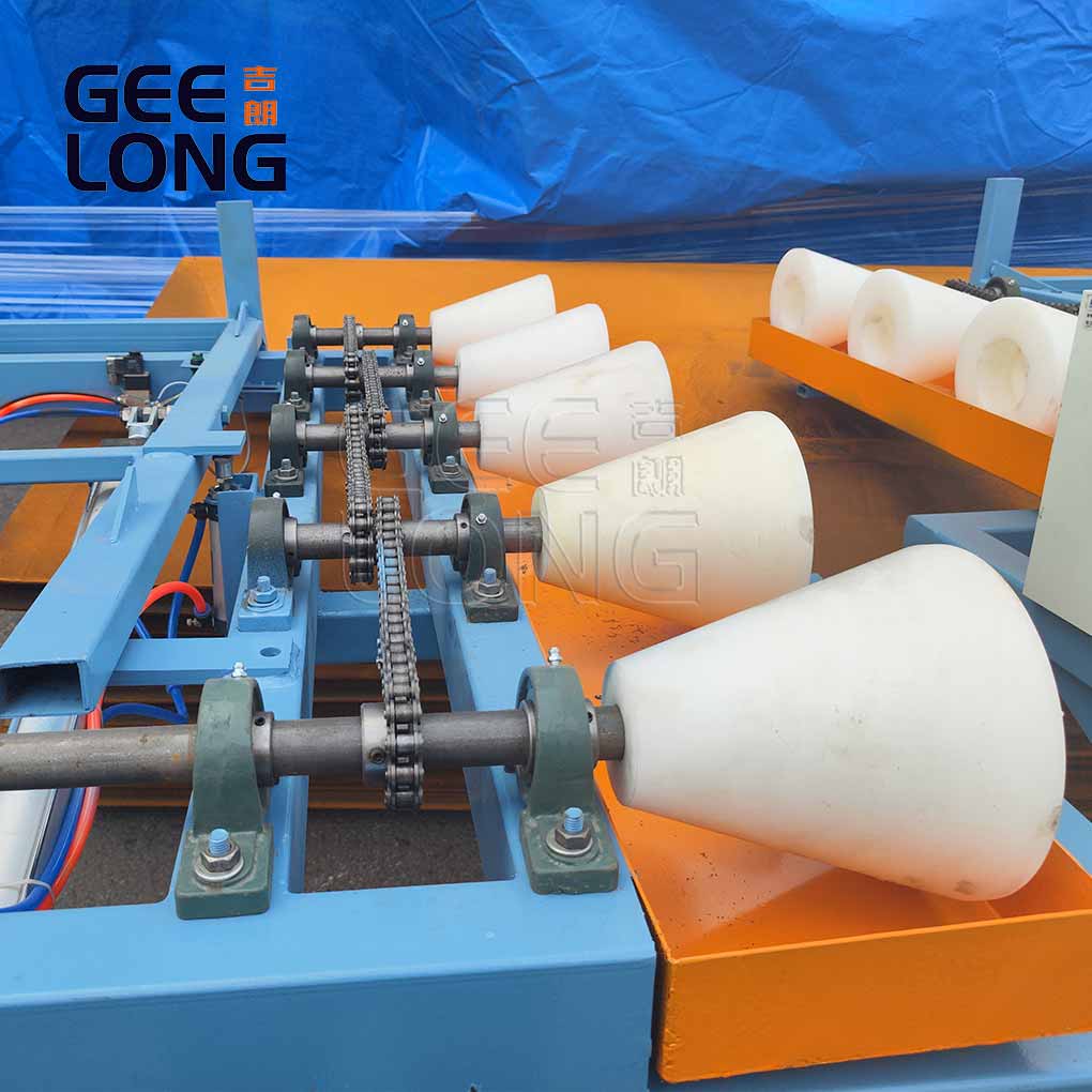 Машина для опрокидывания клееных фанерных досок длиной 9 футов.