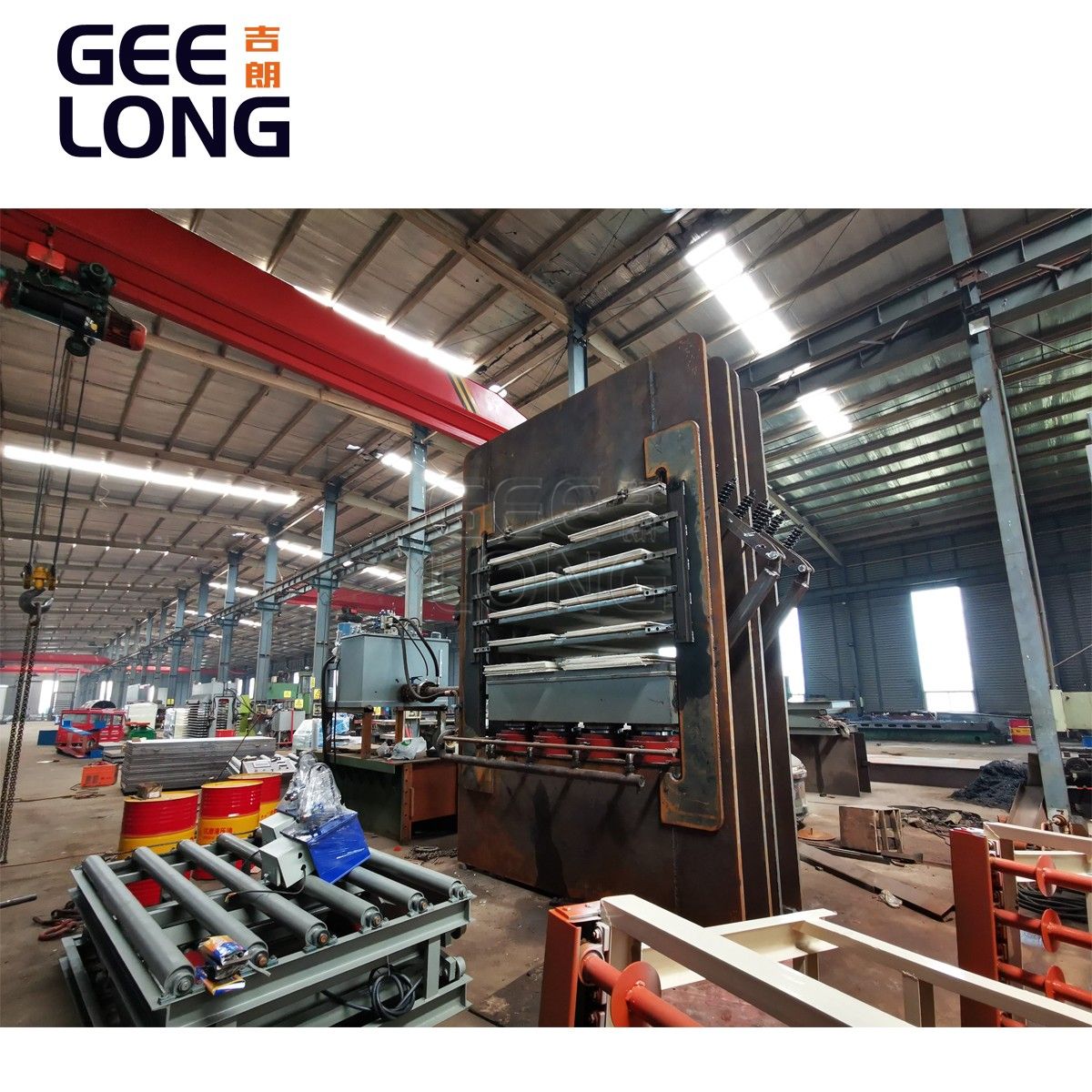 Станок для горячего прессования дверной обшивки из МДФ